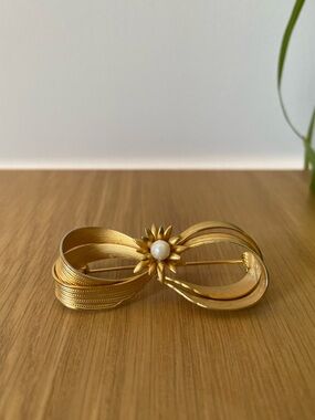 Vintage MCM Matte Gold Bow Pearl Starburst Brooch